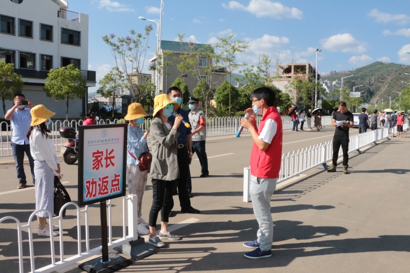 勸返學生家長.JPG 勸返學生家長.JPG