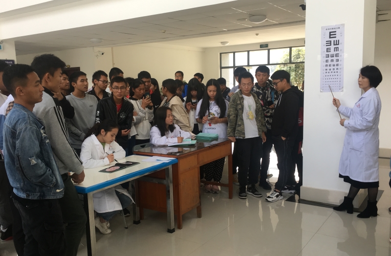 醫務工作人員給學生檢查視力_副本.jpg 醫務工作人員給學生檢查視力_副本.jpg