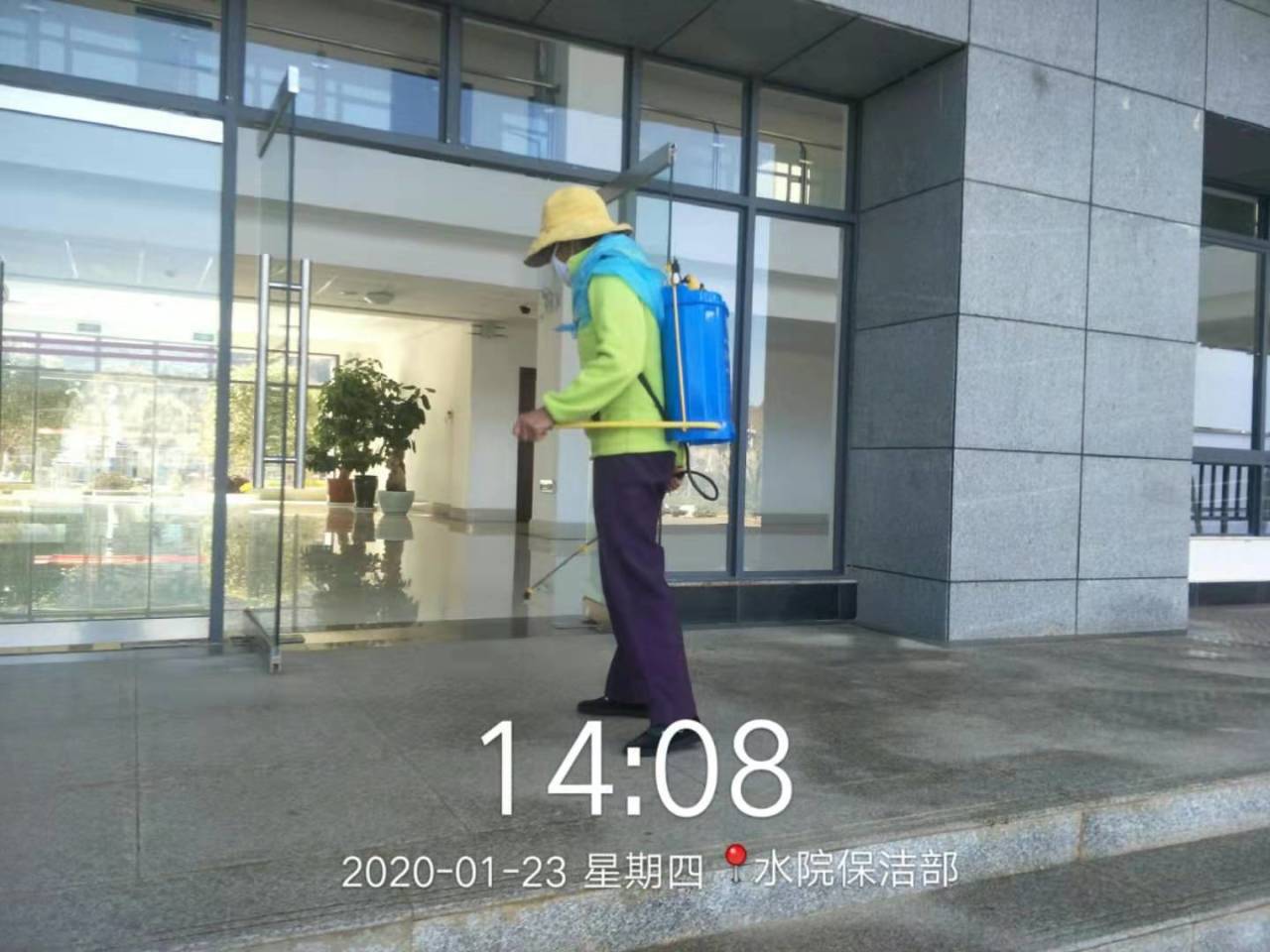 對富民校區進行消毒.jpg 對富民校區進行消毒.jpg