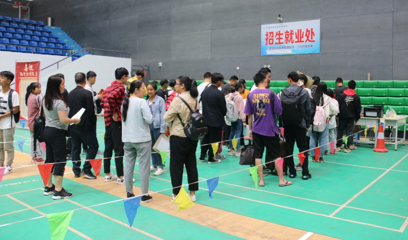 新生有序排隊打印報道單.JPG 新生有序排隊打印報道單.JPG