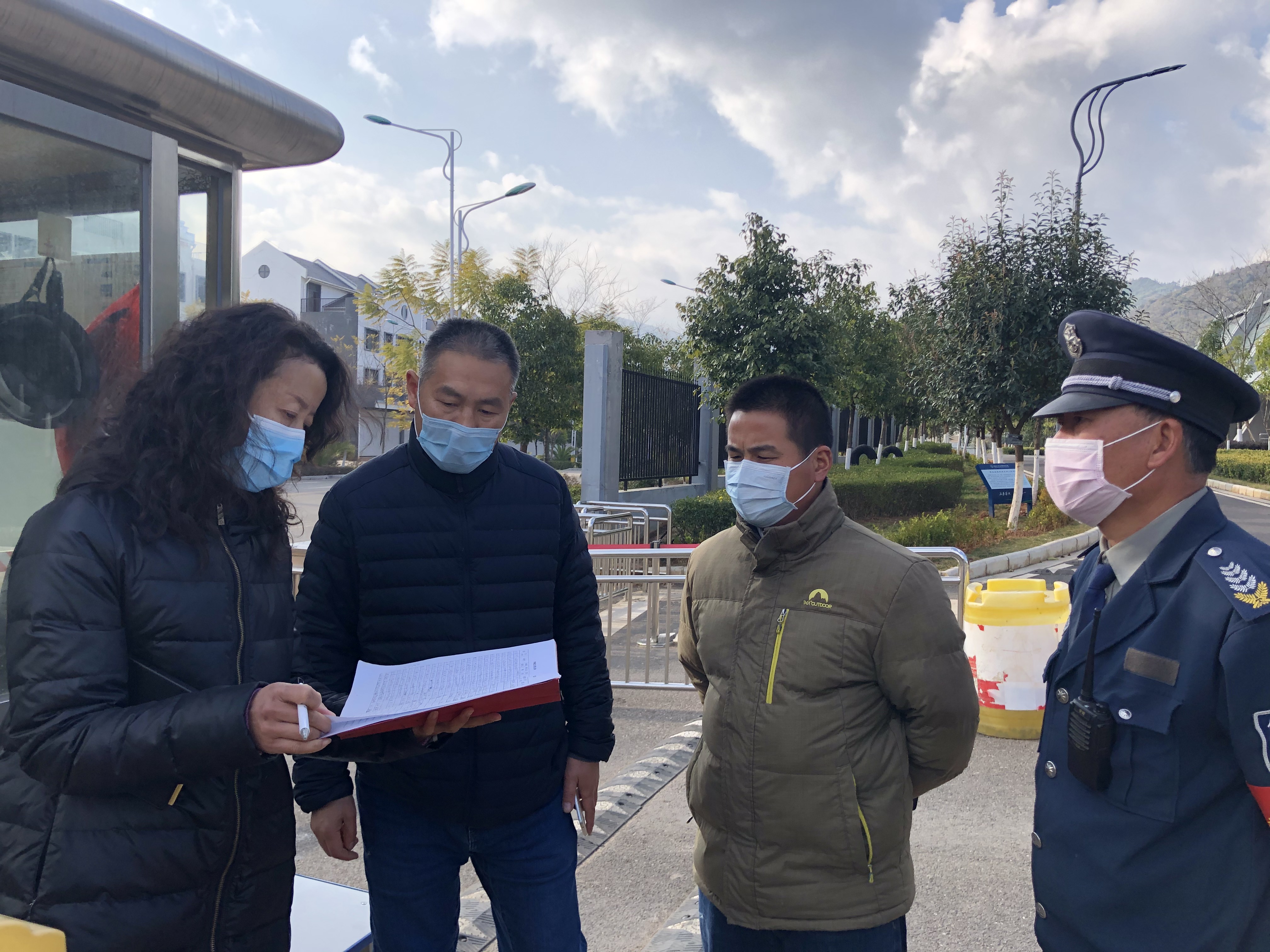 檢查富民校區出入管理情況.jpg 檢查富民校區出入管理情況.jpg
