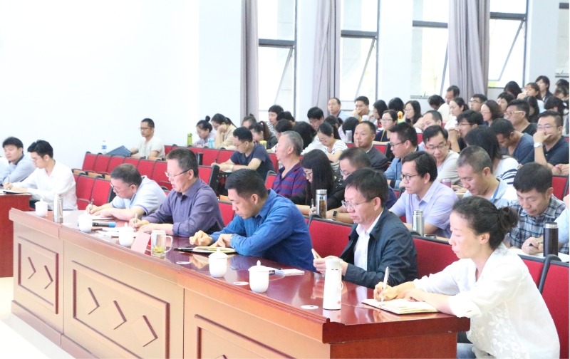學院師生認真聆聽講座.jpg 學院師生認真聆聽講座.jpg