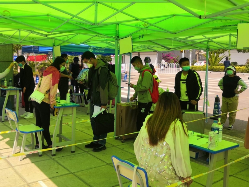 間隔排隊等待入校2.jpg 間隔排隊等待入校2.jpg