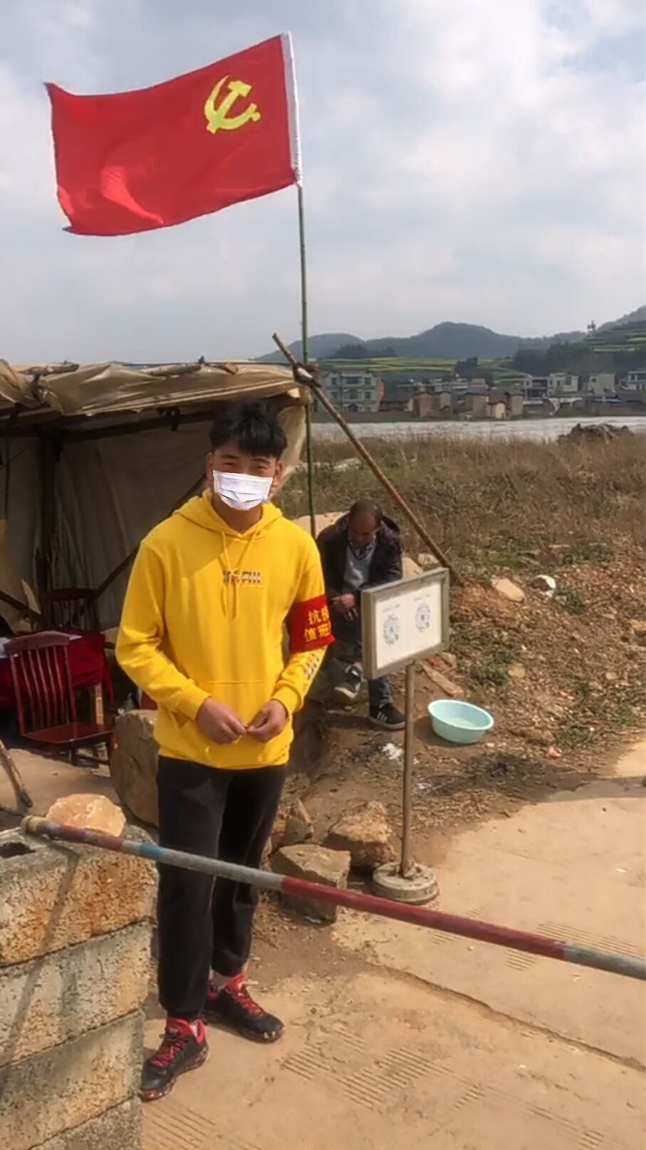 學院誌願者楊宏文在卡點堵卡.jpg 學院誌願者楊宏文在卡點堵卡.jpg