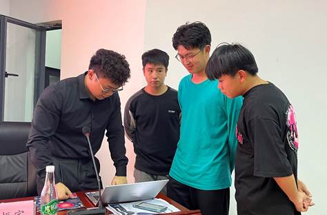 圖片包含 人, 男人, 室內, 男孩描述已自動生成 圖片包含 人, 男人, 室內, 男孩描述已自動生成