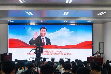 人們在看臺上的人在電視前 低可信度描述已自動生成 人們在看臺上的人在電視前 低可信度描述已自動生成
