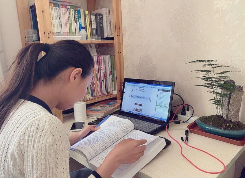 電力系江麗麗老師進行線上教學.jpg 電力系江麗麗老師進行線上教學.jpg