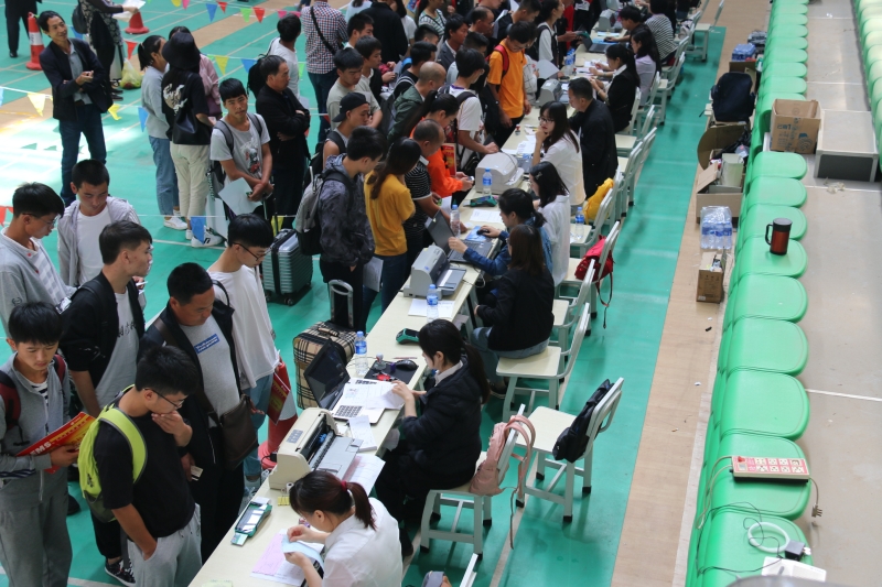 迎新工作人員為新生辦理繳費.JPG 迎新工作人員為新生辦理繳費.JPG