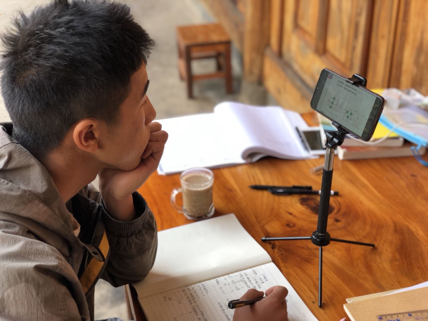 學院電力系19級學生在線李永珍老師的學習電路基礎課.jpg 學院電力系19級學生在線李永珍老師的學習電路基礎課.jpg