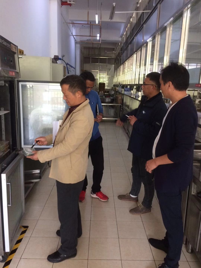 第一檢查組檢查食堂食品安全.jpg 第一檢查組檢查食堂食品安全.jpg