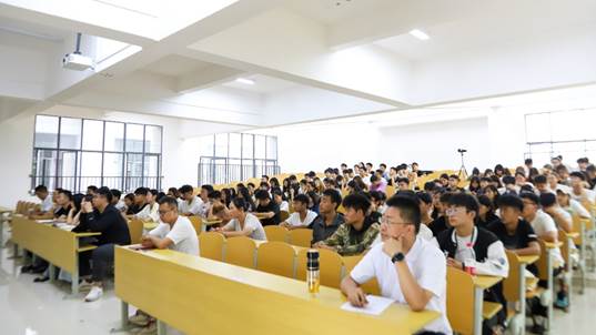 人們在看臺上的人在房間裏低可信度描述已自動生成 人們在看臺上的人在房間裏低可信度描述已自動生成