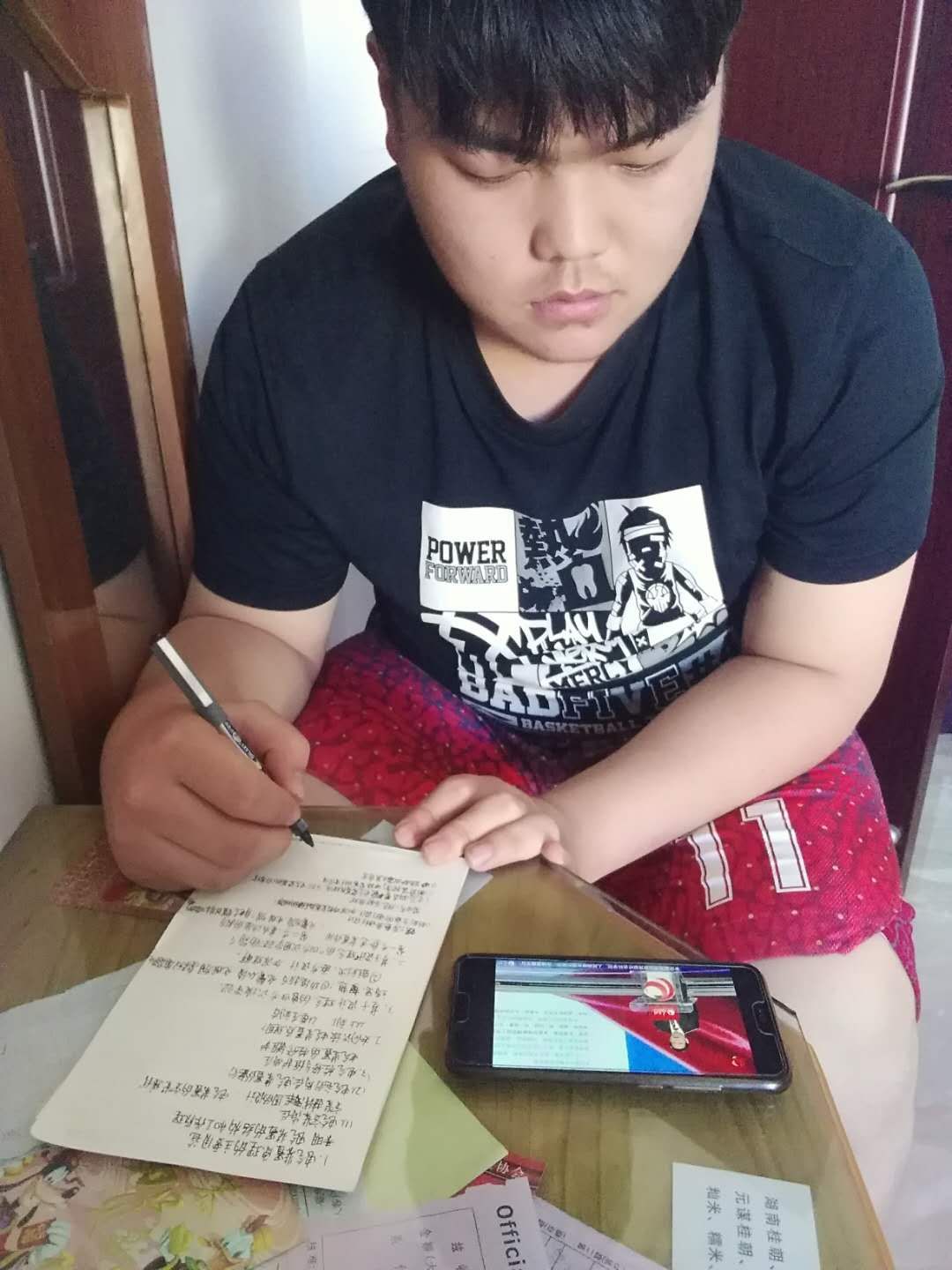 學院學生認真收看直播2.jpg 學院學生認真收看直播2.jpg