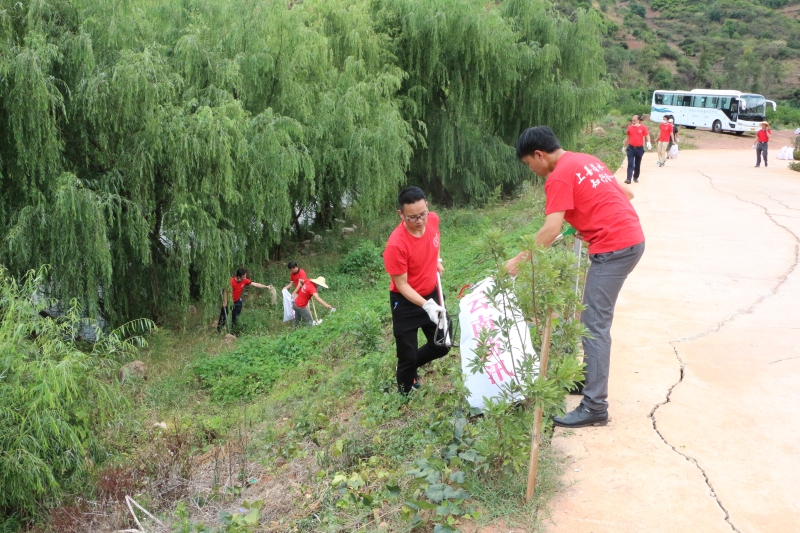 清理沿岸垃圾.JPG 清理沿岸垃圾.JPG