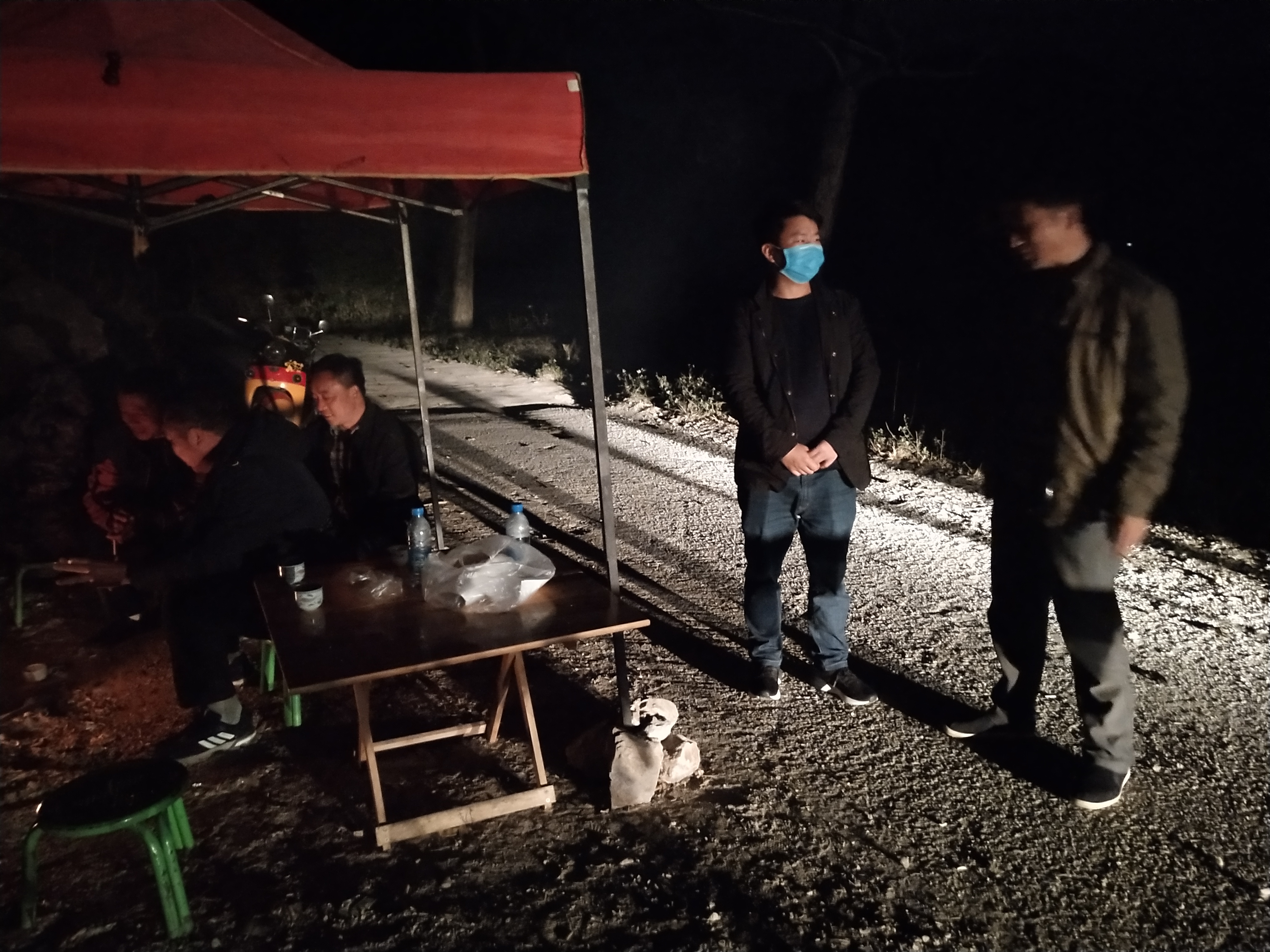 駐村工作隊員把好進村關口.jpg 駐村工作隊員把好進村關口.jpg