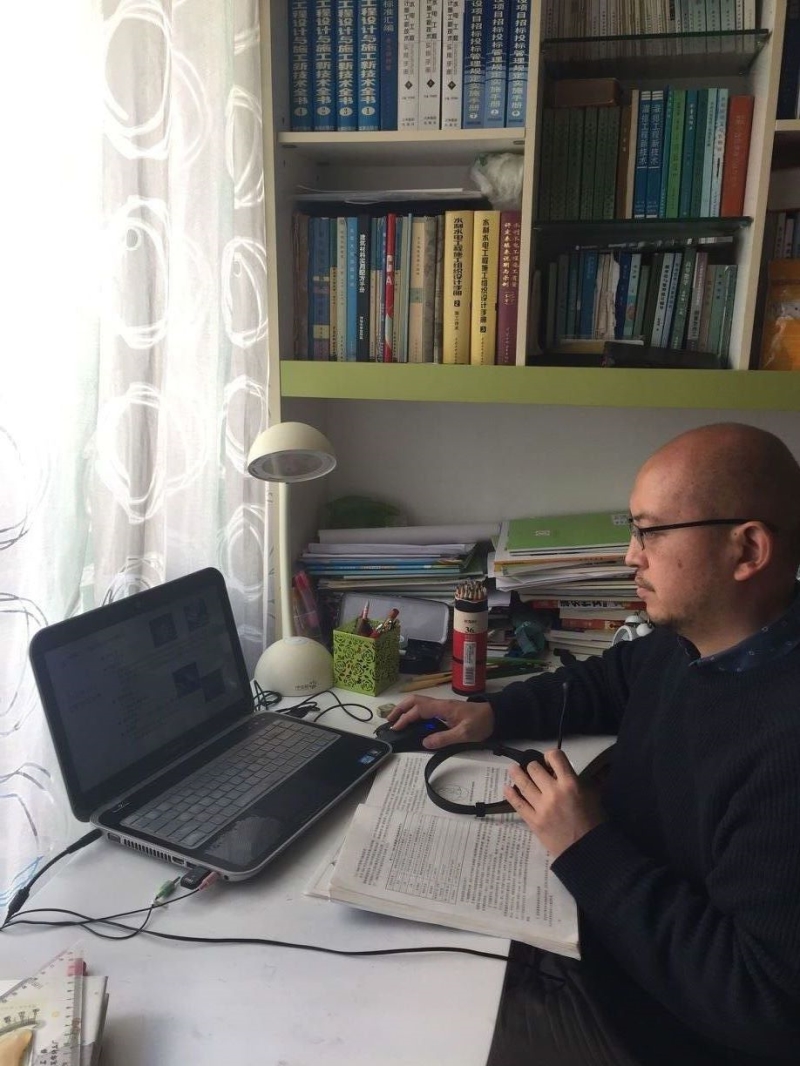 土木工程系劉治廷老師進行線上教學.jpg 土木工程系劉治廷老師進行線上教學.jpg