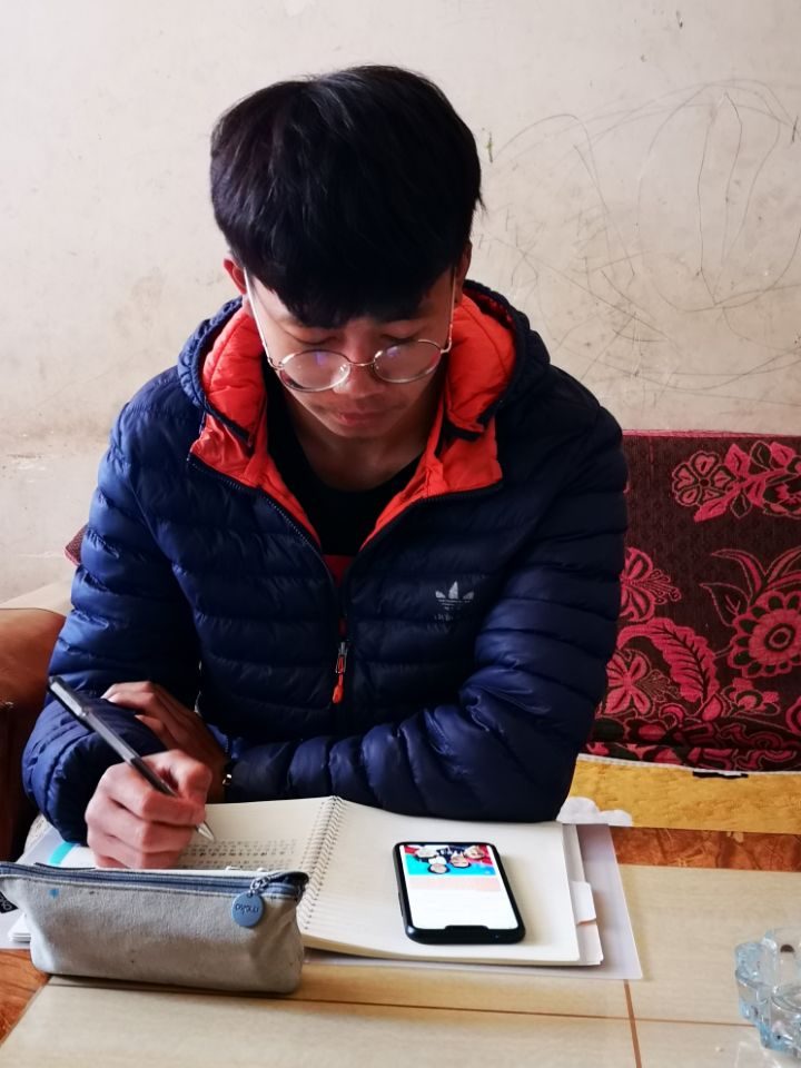 學院學生認真收看直播.jpg 學院學生認真收看直播.jpg