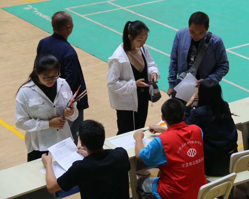 迎新工作人員為新生耐心答疑.JPG 迎新工作人員為新生耐心答疑.JPG