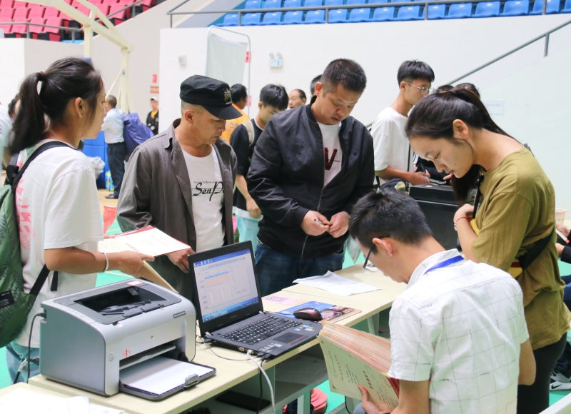 迎新工作人員為新生打印報到單.JPG 迎新工作人員為新生打印報到單.JPG