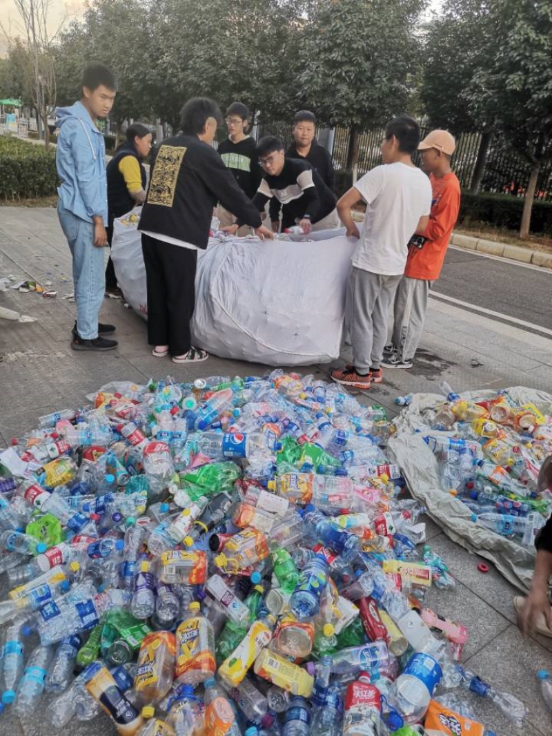 圖片三👟:礦泉水瓶築起愛心.jpg 圖片三:礦泉水瓶築起愛心.jpg