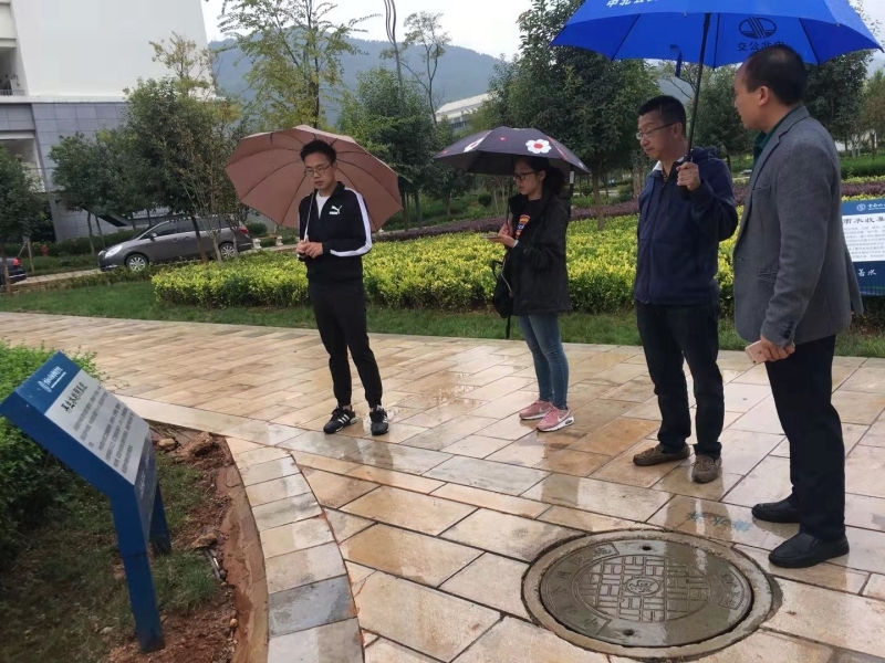 檢查組檢查雨水收集和再生水處理系統.jpg 檢查組檢查雨水收集和再生水處理系統.jpg