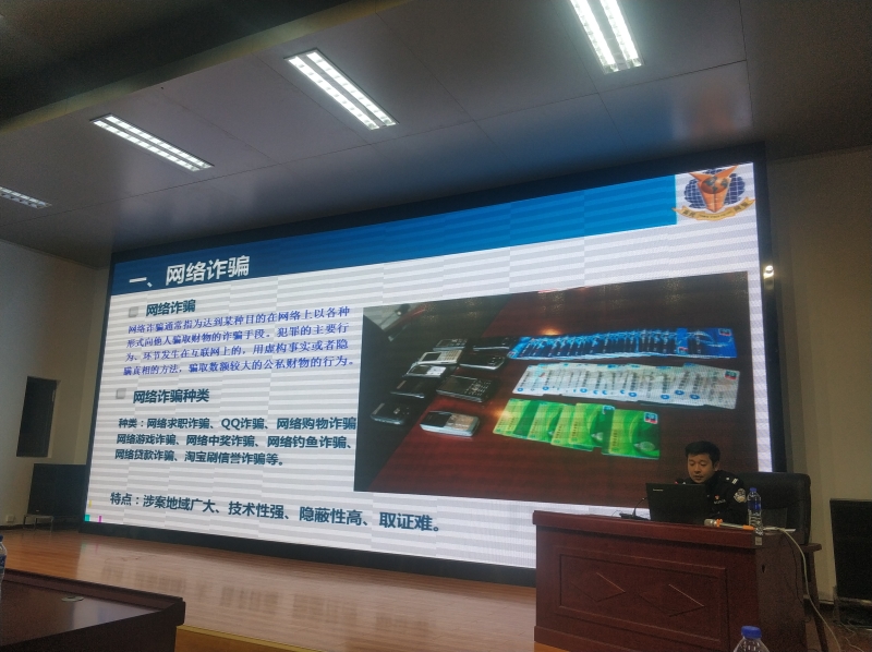 富民縣公安局網絡安全保衛大隊人員作宣講.jpg 富民縣公安局網絡安全保衛大隊人員作宣講.jpg