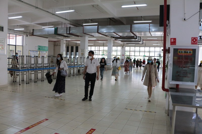 間隔排隊取餐.JPG 間隔排隊取餐.JPG